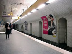 480px-Metro_de_Paris_-_Ligne_8_-_Republique_01