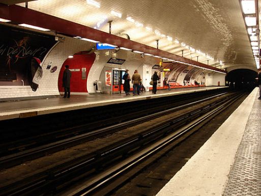 480px-Metro_Paris_-_Ligne_11_-_station_Republique
